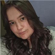 Profesora y estudiante de una carrera de Psicología, dedicada a dar clases a nivel primaria y ESO