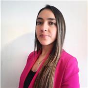 Profesora de biologia que se le facilita compartir conocimientos con niños de todas las edades