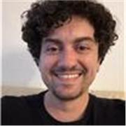 Licenciado en Historia, Música y Periodismo, experiencia docente como profesor de Historia y guitarrista en eventos