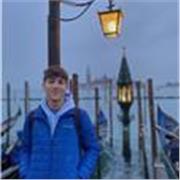 Estudiante de tercer año de Ingeniería Civil enseña matemáticas para todos los niveles