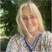 Laurea in Scienze biologiche, con numerosi anni di esperienza nell' insegnamento delle scienze e della matematica