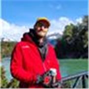 profesor de ciencias sociales imparte clasea a niños de todas las edades