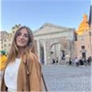 Dottoressa in odontoiatria impartisce lezioni di biologia a studenti della scuola superiore e per preparazione ai test di ingresso