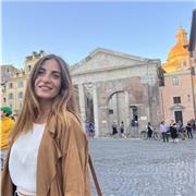 Dottoressa in odontoiatria impartisce lezioni di biologia a studenti della scuola superiore e per preparazione ai test di ingresso