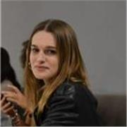 Studentessa universitaria impartisce lezioni di inglese e tedesco