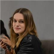 Studentessa universitaria impartisce lezioni di inglese e tedesco