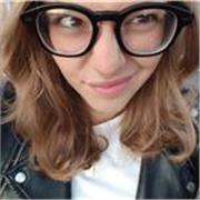 Studentessa universitaria diplomata con il massimo dei voti al liceo linguistico impartisce lezioni online di francese