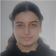 Estudiante a la que le gusta enseñar a niños de primaria