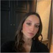 Neolaureata in tecniche della narrazione impartisce lezioni di italiano per stranieri e per ragazzi