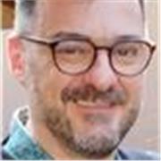 Professor muito experiente e com formação na Inglaterra, Estados Unidos, Brasil e Portugal.
