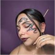 Profesora y orientadora en el ámbito del maquillaje y la estética, adaptada a cualquier edad.