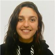 Profesora de matematicas que imparte clases adaptadas al alumnado, según las necesidaded requeridas