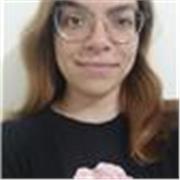 Profesora con estudios de apoyo escolar online o presencial