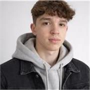 Profesor de inglés joven titulado con 1 año de experiencia en enseñanza.