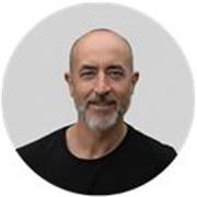 Me defino como un formador en inteligencia artificial enfocado en la aplicación práctica. 