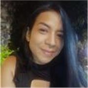 Intructora de baile imparte clases de rumba aeróbica para personas de cualquier edad que quieran activarse y poner en movimiento su cuerpo