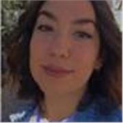 profesora implicada a enseñar inglés a niños