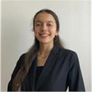 Soy una estudiante universitaria de Barcelona cercana, con vocación por la enseñanza de las lenguas y las matemáticas.