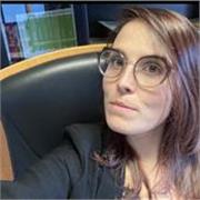 Laureata in economia e gestione aziendale e praticante in consulenza del lavoro e contabilità impartisce lezioni di economia, ragioneria e diritto a studenti della superiori