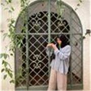 I am a fluent English speaker and can teach children at institutes, in private classes, or online. 