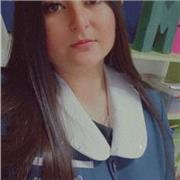 Profesora de educación diferencial dicta clases a estudiantes de enseñanza básica