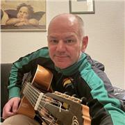 Gitarre mit Noten und Akkorden einfache Melodien & Songs bzw. Drums mit Noten & autodidaktisch lernen. Außerdem Altenpflegekurse