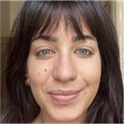Laureanda in lettere moderne, impartisce lezioni di letteratura italiana.