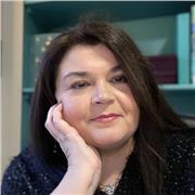 Scrittrice laureata in lingue si propone per lezioni di italiano, spagnolo, aiuto compiti e scrittura creativa