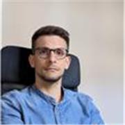 Docente di ruolo in scienze agrarie, diplomato e laureato in agraria.