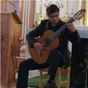Profesor imparte clases de guitarra clásica, tanto presencial como online