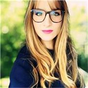 Professionista dell'estetica e make up artisti fornisce lezioni online per professionisti e principianti