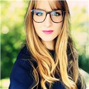 Professionista dell'estetica e make up artisti fornisce lezioni online per professionisti e principianti