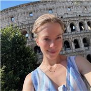 Madrelingua tedesca, nata e vissuta per 22 anni in Germania, laureata in Germanistica e insegnante con pluriennale esperienza