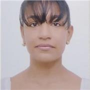 Profesora de lengua castellana y literatura imparte clase a niños de primaria