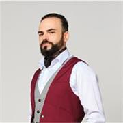 Tu profesor, abogado de profesión, que te enseñará los entresijos del derecho. 
