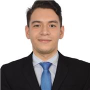 Profesor Arquitecto estudiante de Maestría imparte clase a niños de todas las edades