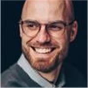 Kommunikationstrainer mit internationaler Berufserfahrung unterrichtet Englisch in allen Altersklassen, online und in Düsseldorf