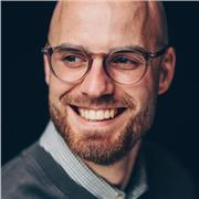 Kommunikationstrainer mit internationaler Berufserfahrung unterrichtet Englisch in allen Altersklassen, online und in Düsseldorf