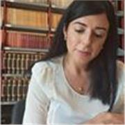 Docente ed archeologa impartisce lezioni a studenti del liceo classico, scienze umane e liceo linguistico