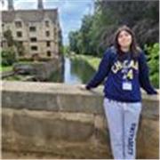 Profesora de matemáticas ayuda a entenderlas