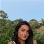 Neolaureata in biologia impartisce lezioni per studenti di liceo e universitari