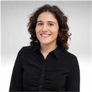 Laureata con lode in Global Economic Governance and Public Affairs e Political Science, appassionata di scrittura e letteratura