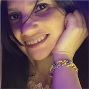 Profesora de español da clases a niños y niñas de todas las edades