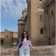 Studentessa impartisce lezioni di matematica