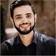 Profesor imparte clases de español, apoyo en lectura y escritura