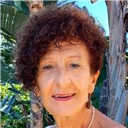 Insegnante di italiano e materie letterarie impartisce lezioni a studenti di scuole medie e superiori