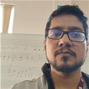 Profesor de música enfocado en la enseñanza del clarinete, saxofón, piano, solfeo, armonía y contrapunto