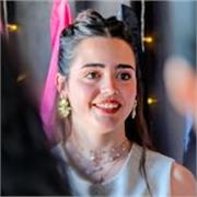 Profesora titulada como Licenciada en diseño de indumentaria y textil