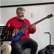Clases de música e instrumentos piano, bajo, guitarra, canto y batería inicial