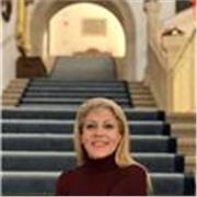 Profesora especializada en finanzas y sector bancario con paciencia y experiencia